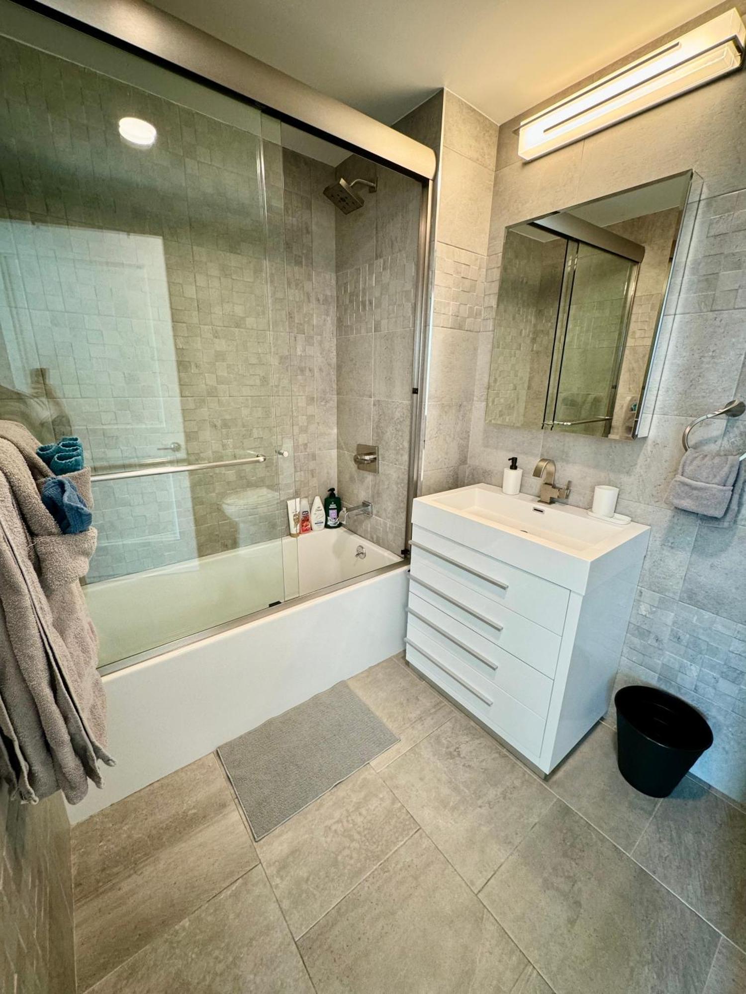 Near Manhattan Spacious Stunning New Modern Penthouse 3-bedroom Apartment New York