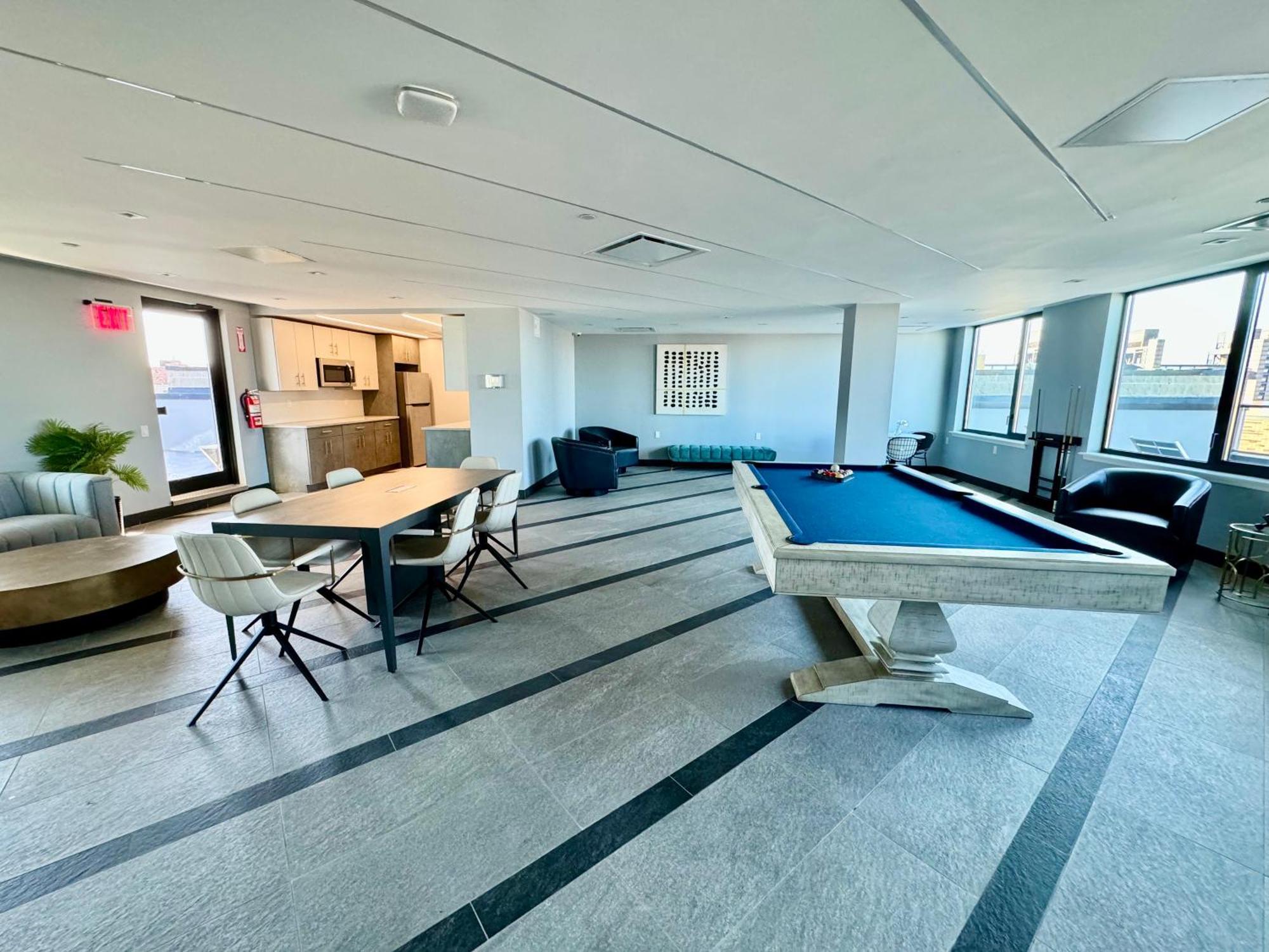 Near Manhattan Spacious Stunning New Modern Penthouse 3-bedroom New York