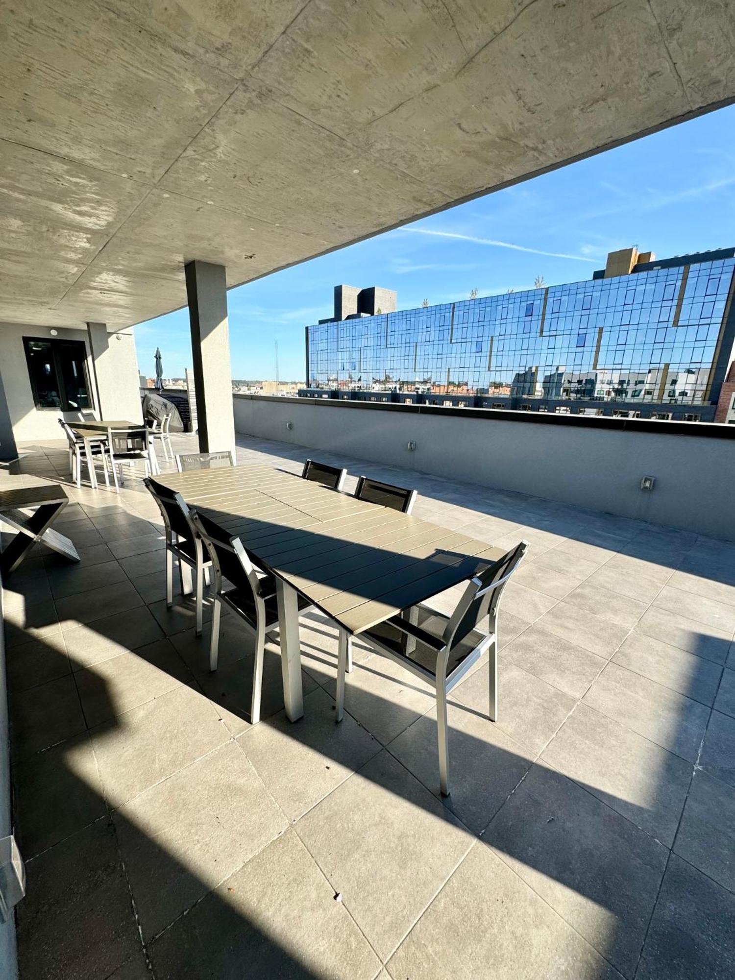 Near Manhattan Spacious Stunning New Modern Penthouse 3-bedroom Apartment