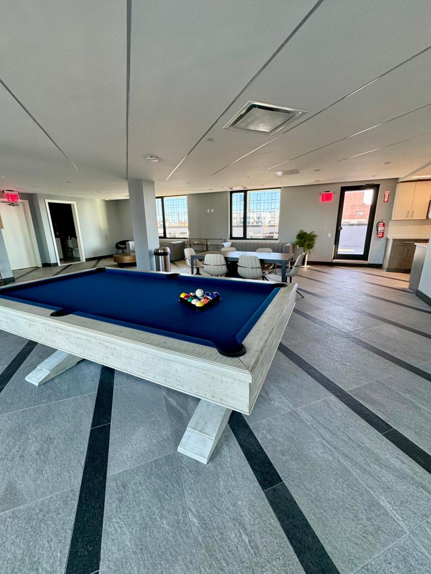 Near Manhattan Spacious Stunning New Modern Penthouse 3-bedroom Apartment New York
