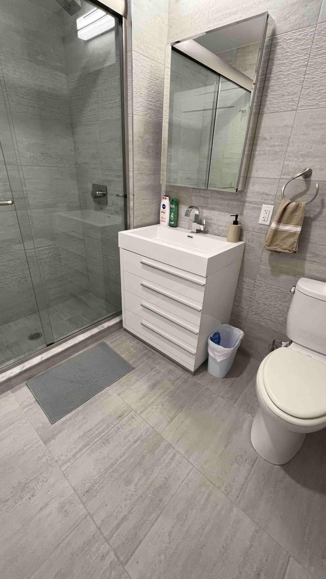 Near Manhattan Spacious Stunning New Modern Penthouse 3-bedroom Apartment *