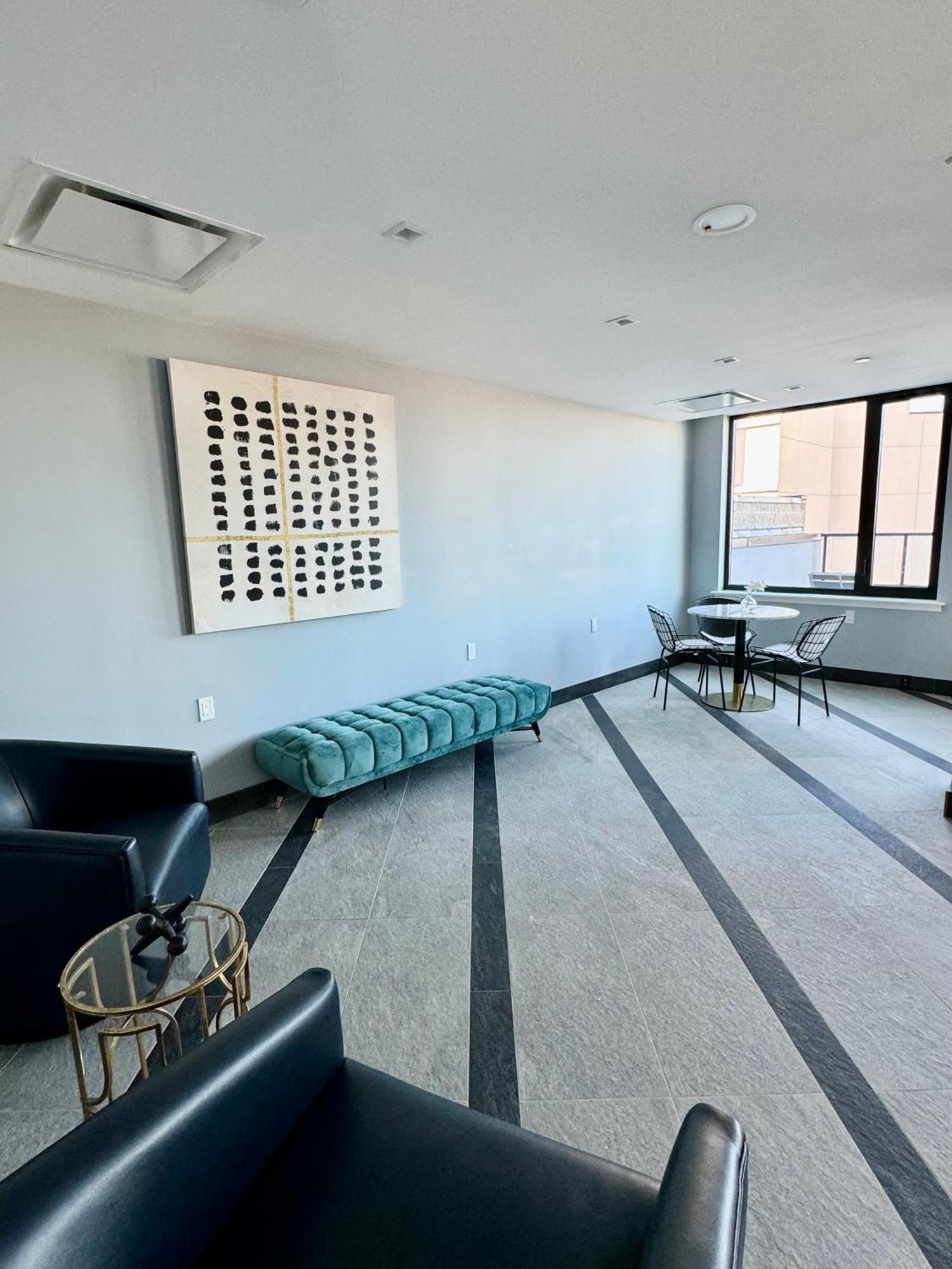 Near Manhattan Spacious Stunning New Modern Penthouse 3-bedroom Apartment *