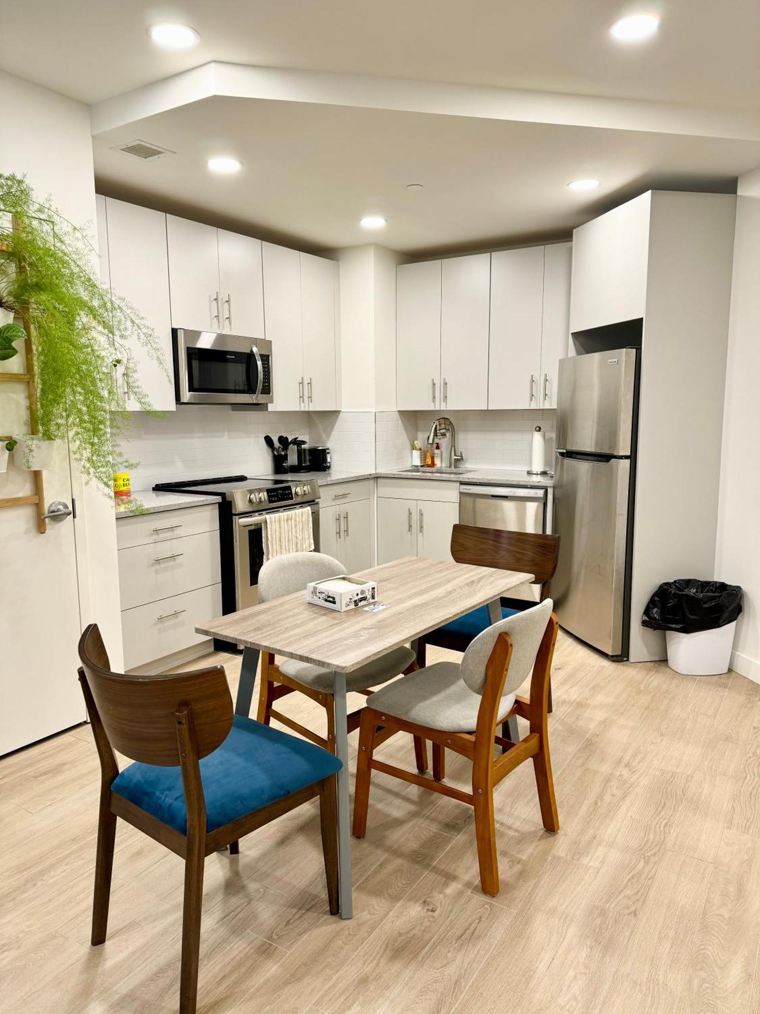 Near Manhattan Spacious Stunning New Modern Penthouse 3-bedroom Apartment