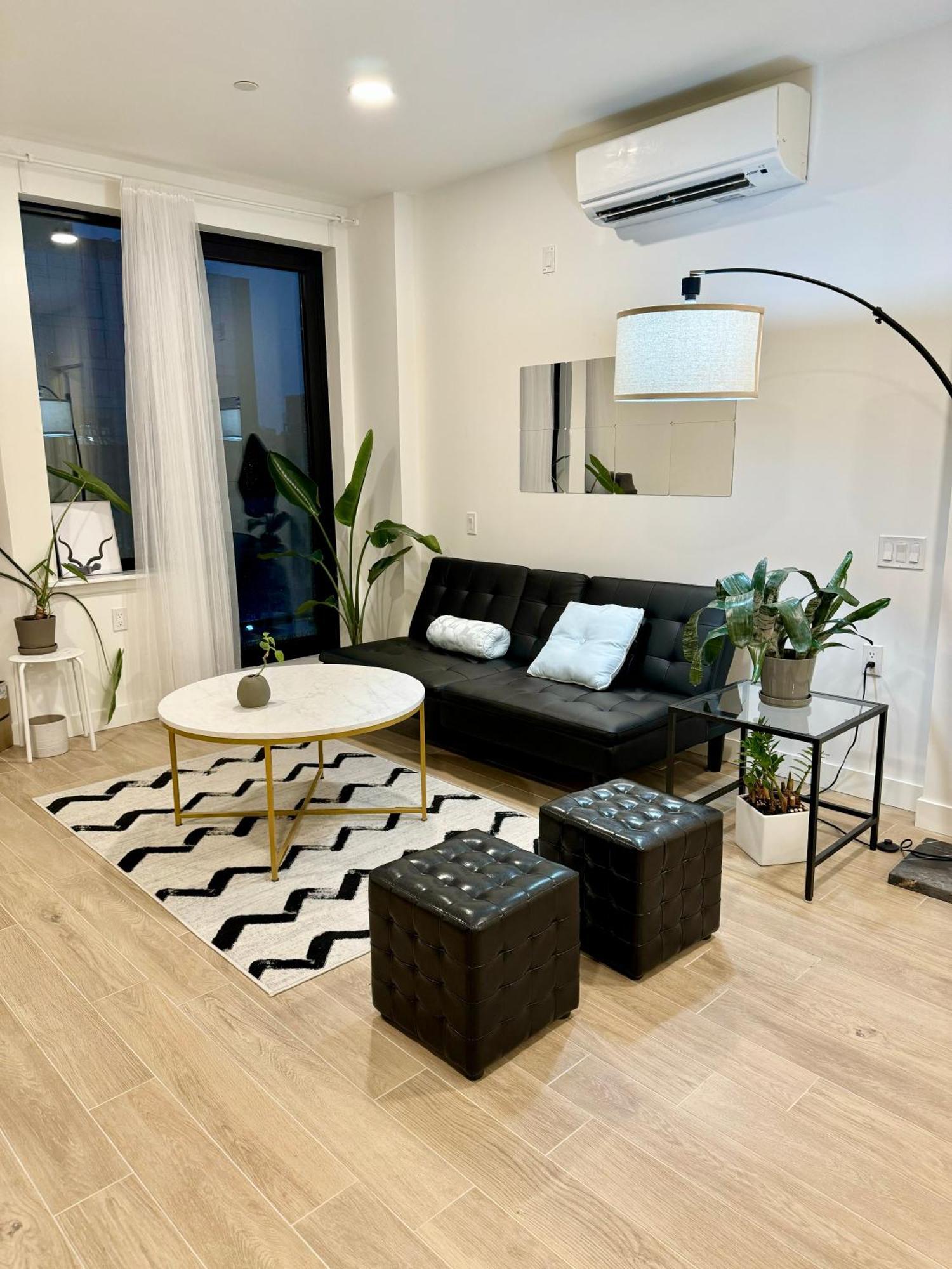 Near Manhattan Spacious Stunning New Modern Penthouse 3-bedroom Apartment *